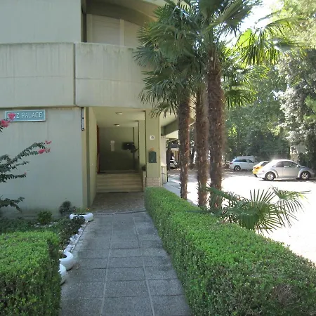 Modern Flat With Balcony At Pineta Apartman Grado